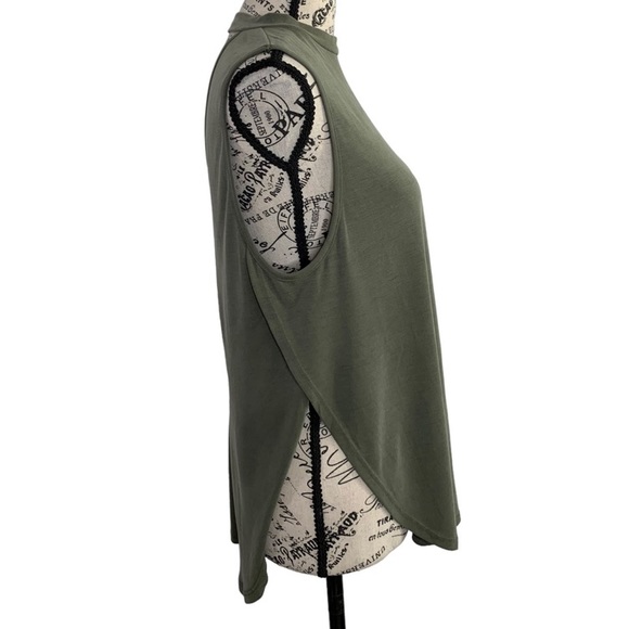 Forever, 21 Blouse open back sleeveless olive green slit hem women’s Medium - Picture 6 of 11